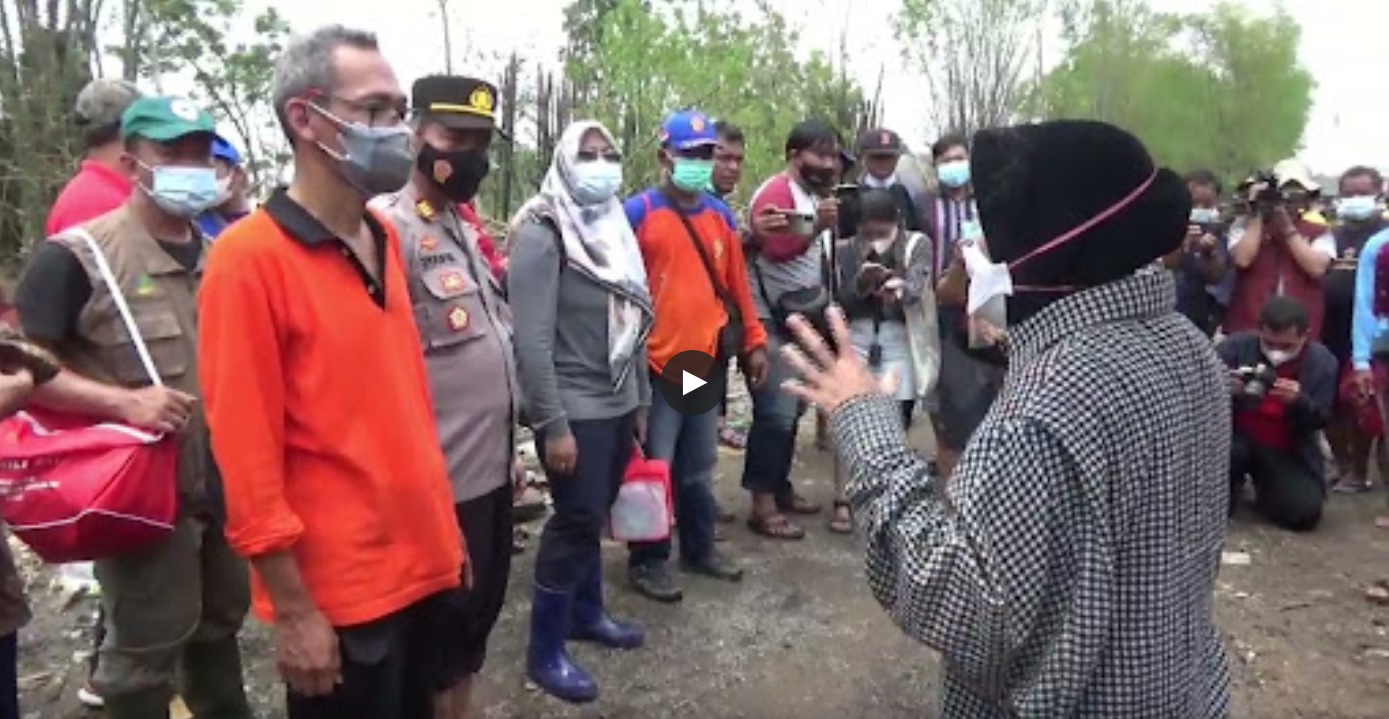 Menteri Sosial, Tri Rismaharini saat mengunjungi tempat pengungsian korban banjir di Kali Lamong Gresik (Foto / Metro TV)