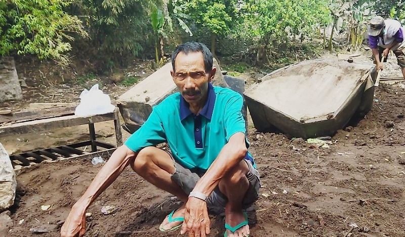 Rohman, korban banjir bandang Batu yang kehilangan semua harta bendanya (Foto / Istimewa)