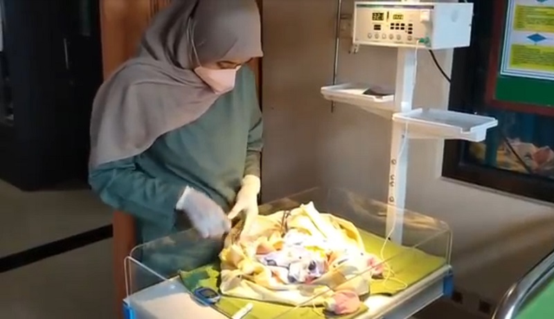 Kepala Puskesmas Tanggung, dr Trian Sulistyaningsih saat memeriksa kondisi bayi perempuan yang dibuang oleh orang tuanya dalam ransel (Foto/ Metro TV) 