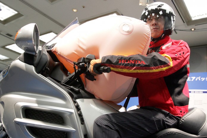 Perusahaan Piaggo Sematkan Airbag di Motor, Efektif?