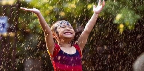 Tak Melulu Berbahaya, Ini Manfaat Mandi Hujan untuk Perkembangan Anak
