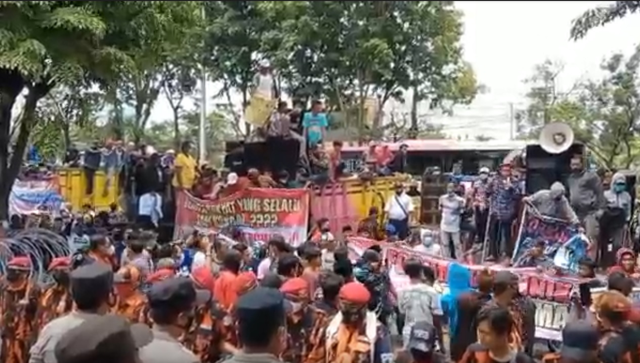 Aksi demo di depan Pemkab Probolinggo (metrotv) 