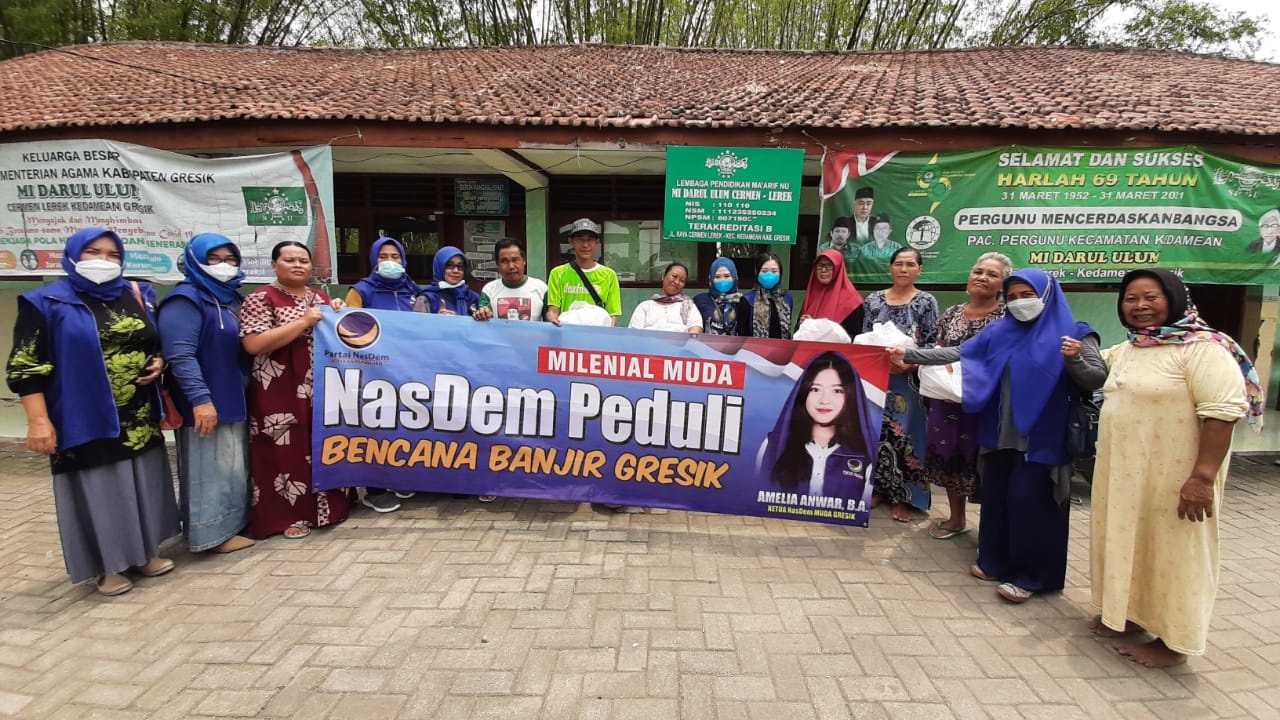 Kader muda Partai Nasdem Kabupaten Gresik, Jawa Timur, membagikan ratusan paket sembako kepada para korban banjir akibat luapan kali lamong. (ft/huda)