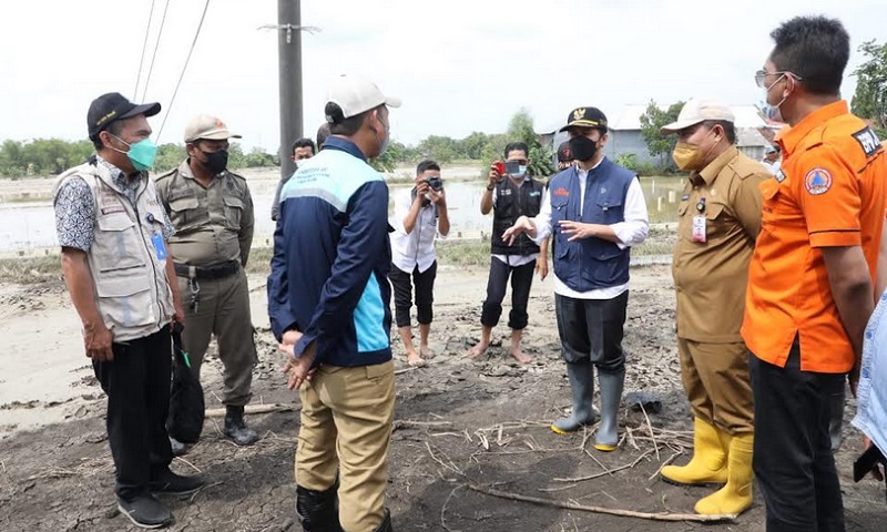 Wakil Gubernur Jatim Emil Elestianto Dardak saat meninjau lokasi banjir luapan Kali Lamong, Gresik (Foto / Metro TV)