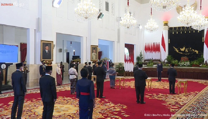 Presiden RI Joko Widodo (Jokowi) saat memberikan gelar pahlawan kepada 4 tokoh dan bintang jasa kepada nakes (Foto/ Istimewa)