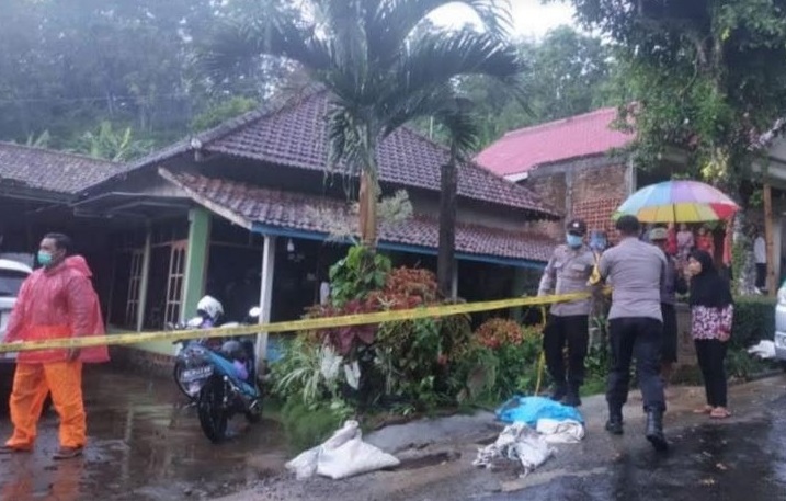 Polisi melakukan olah TKP di lokasi gorong-gorong tempat Riyan ditemukan (Foto/ Metro TV)