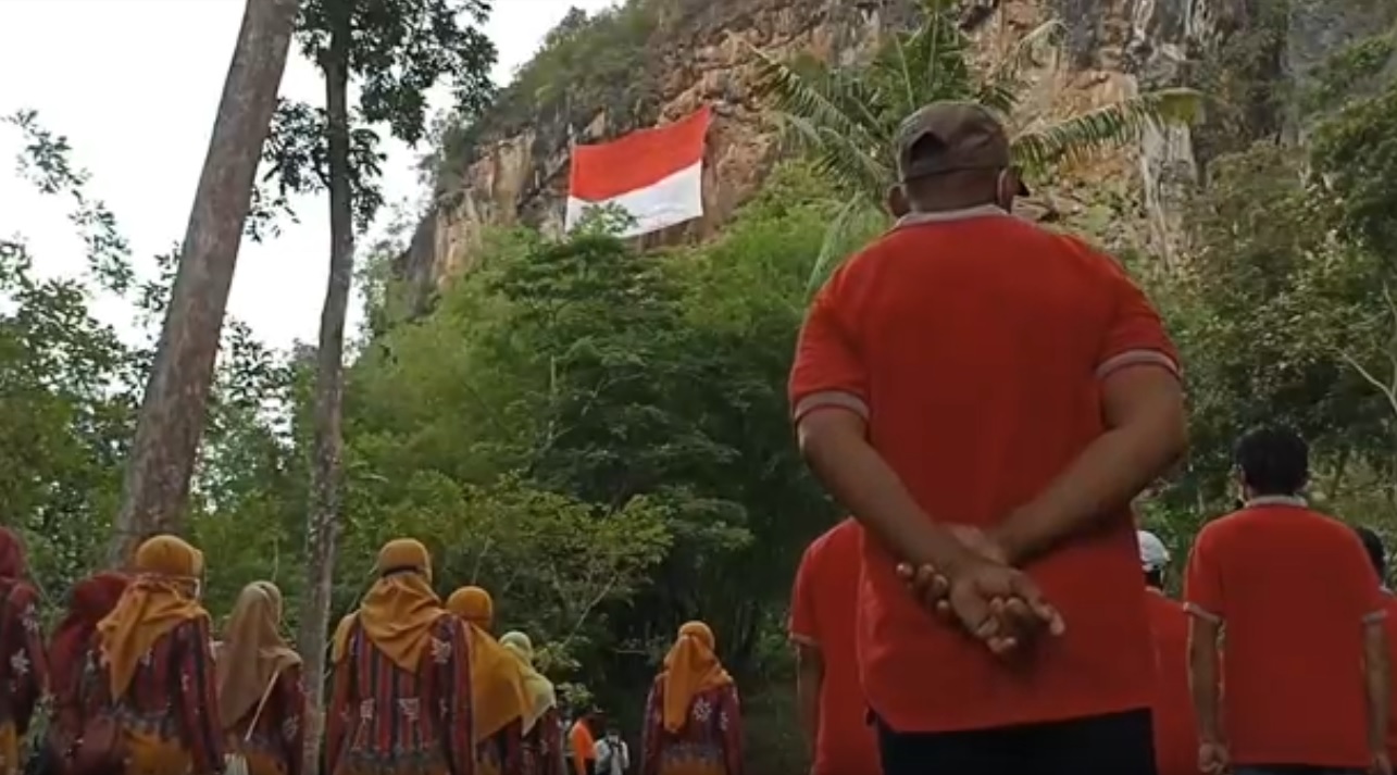 Prosesi pengibaran bendera merah putih di tebing Telung Lintang Desa Gandusari, Kecamatan Gandusari, Trenggalek. (metrotv)