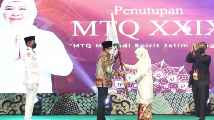 Gubernur Khofifah Indar Parawansa menerima bendera MTQ dari Bupati Pamekasan Baddrut Tamam yang kemudian diserahkan kepada Walikota Pasuruan Syaifullah Yusuf selaku calon tuan rumah MTQ ke-XXX Jawa Timur pada 2023 mendatang. (Foto / Istimewa)