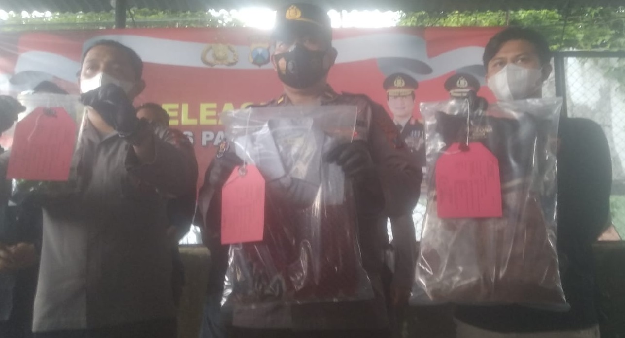  Kapolsek Prigen AKP Bambang Tri Sutrisno menunjukkan barang bukti kasus pembunuhan dan menangkap satu orang tersangka (Foto / Istimewa)