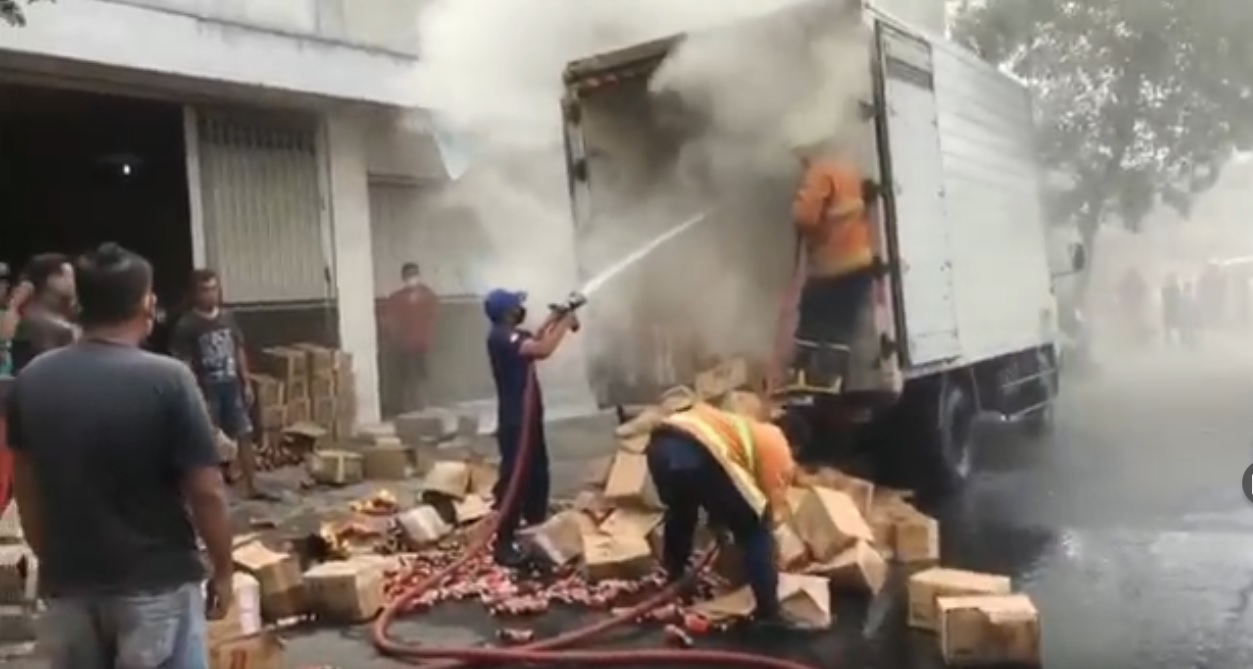 Truk Boks Terbakar Saat Melaju