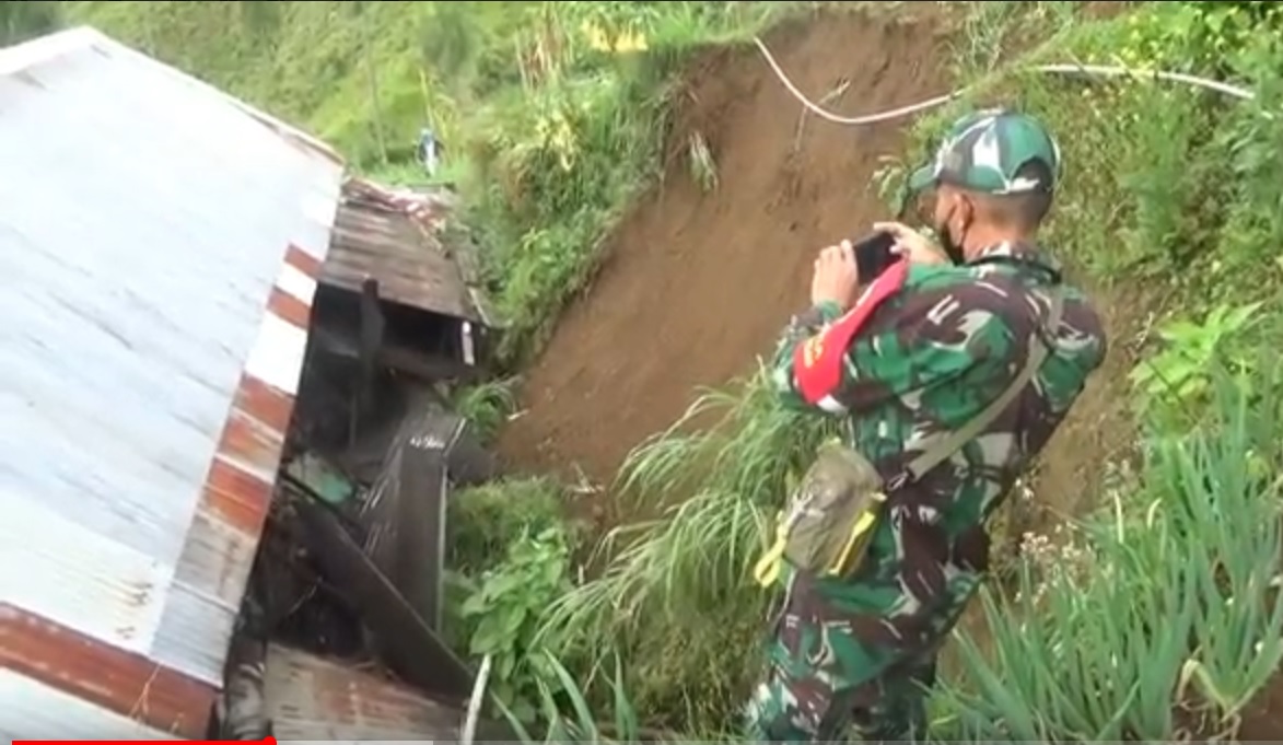 Tebing longsor menimpa rumah di Dusun Gedok, Desa Argosari, Kecamatan Senduro, Lumajang. (metrotv)