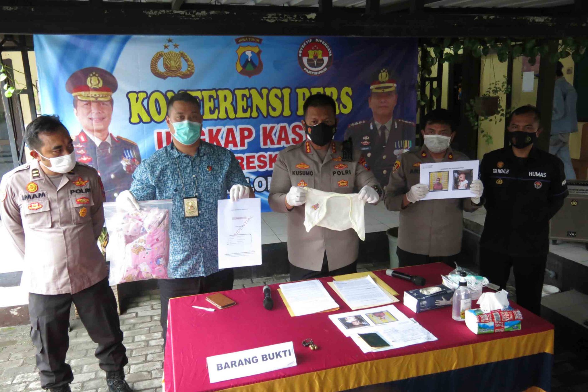 Kapolresta Sidoarjo Kombespol Kusumo Wahyu Bintoro menunjukkan sejumlah barang bukti kasus pembungan bayi (Foto / Metro TV)