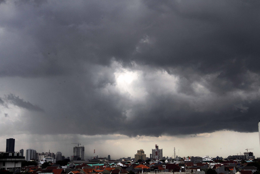 Mendung gelap menyelimuti Surabaya (Foto / Clicks.id)