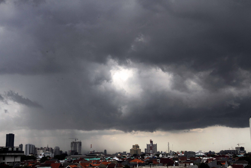 Hujan Lebat Diperkirakan Mengguyur Indonesia BMKG : Waspada Potensi Banjir