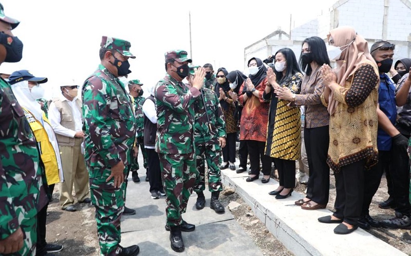 Panglima TNI Marsekal Hadi Tjahjanto menyerahkan secara simbolis kunci Perumahan Pahlawan kepada 53 ahli waris prajurit KRI Nanggala-402 (Foto / Metro TV)