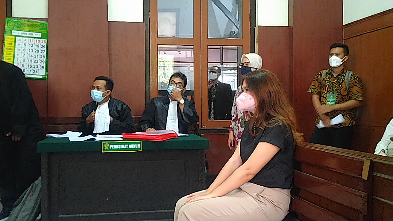 Terdakwa Stella Monica saat menjalani sidang perakara UU ITE di Pengadilan Negeri Surabaya (Foto / Clicks.id)