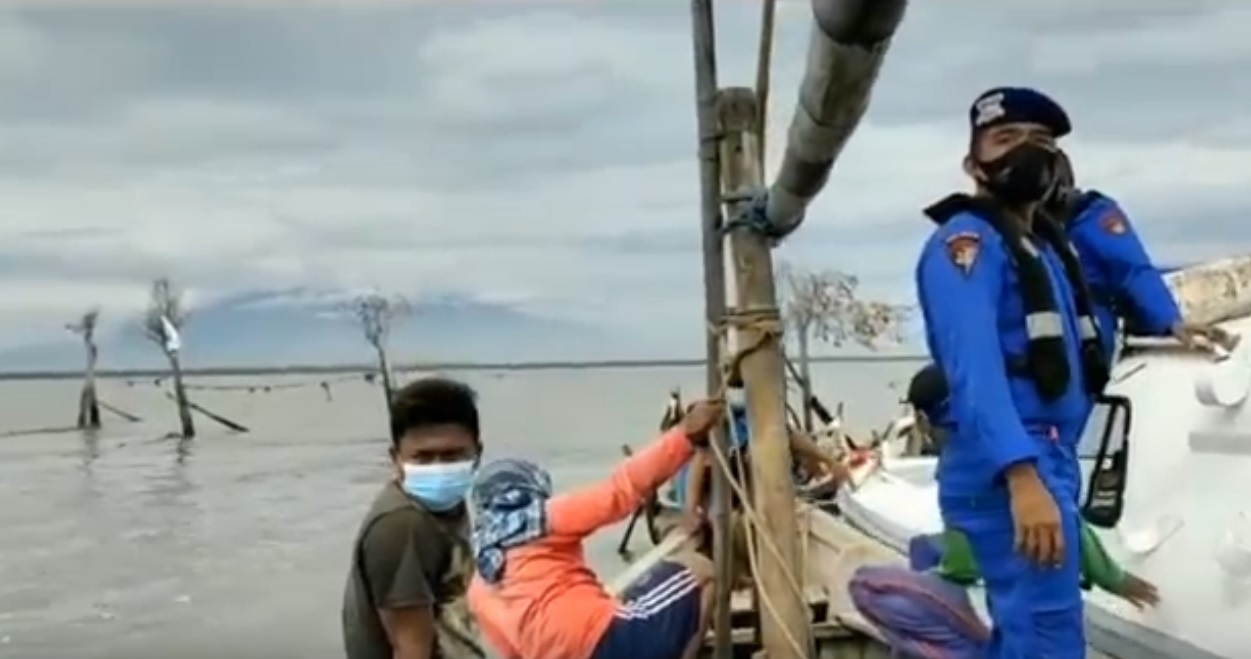 Petugas Polairud Polres Pasuruan bersama warga melakukan pencarian seorang nelayan yang hilang di perairan Sidoarjo. (metrotv)