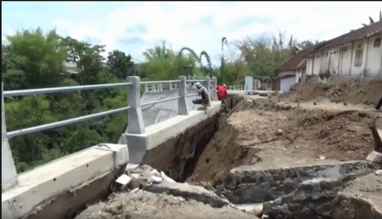 Proyek pembangunan talud sungai kali gandong sepanjang 70  meter  di Jalan Basuki Rahmad, Kota Magetan, amblas setelah diguyur hujan deras.