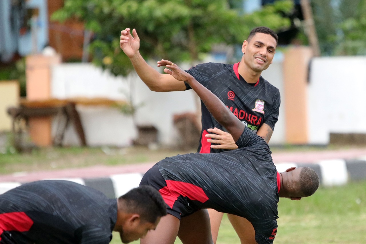 Skuat Madura United mulai berlatih jelang menghadapi Persebaya. (lib)