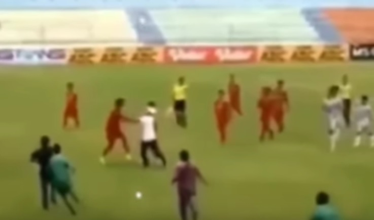 Aksi kapten apten tim AFA Syailendra  saat memukul official Persekap (putih) yang masuk ke lapangan. (ist)