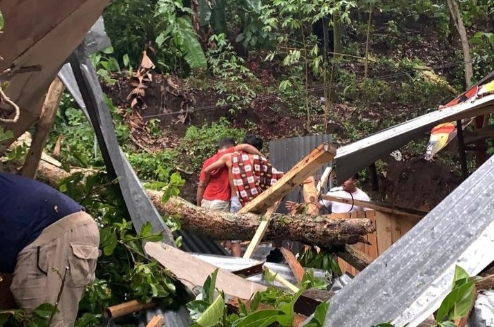 Salah satu korban pohon tumbang di Jolotundo Mojokerto dievakuasi (Foto / Metro TV)