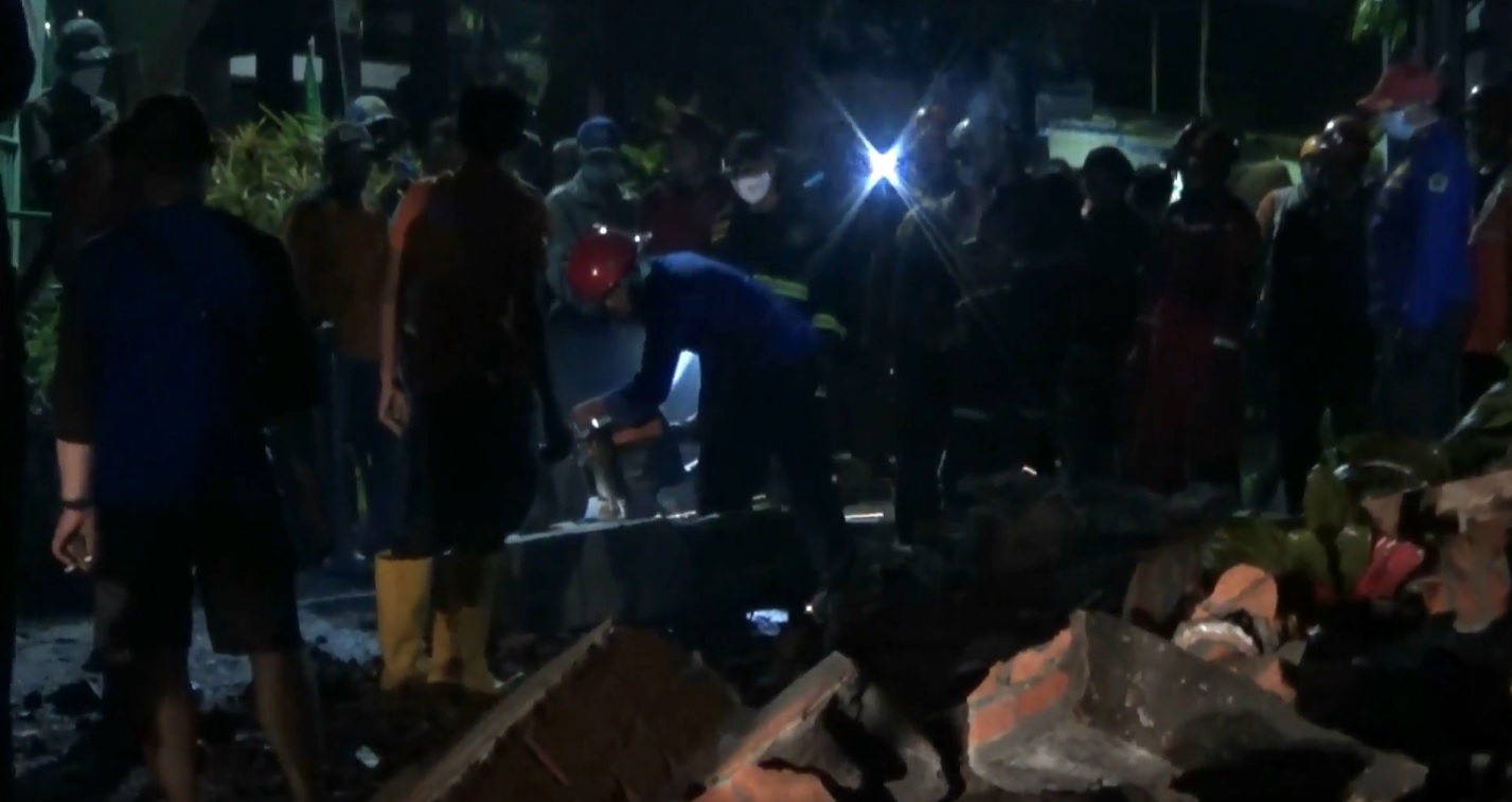 Petugas PMK mencoba memotong tembok yang menimpa ibu dan 2 anaknya di Kota Malang (Foto / Metro TV)