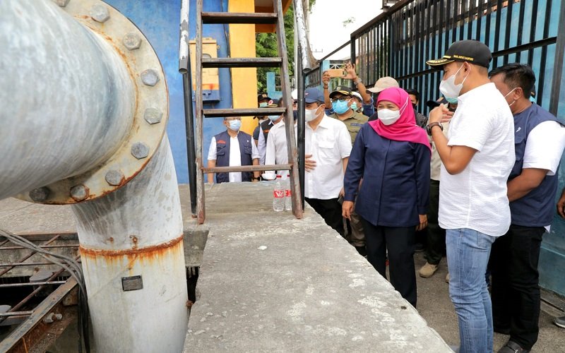 Gubernur Jawa Timur, Khofifah Indar Parawansa saat mengecek rumah pompa di Sampang (Foto / Hum)