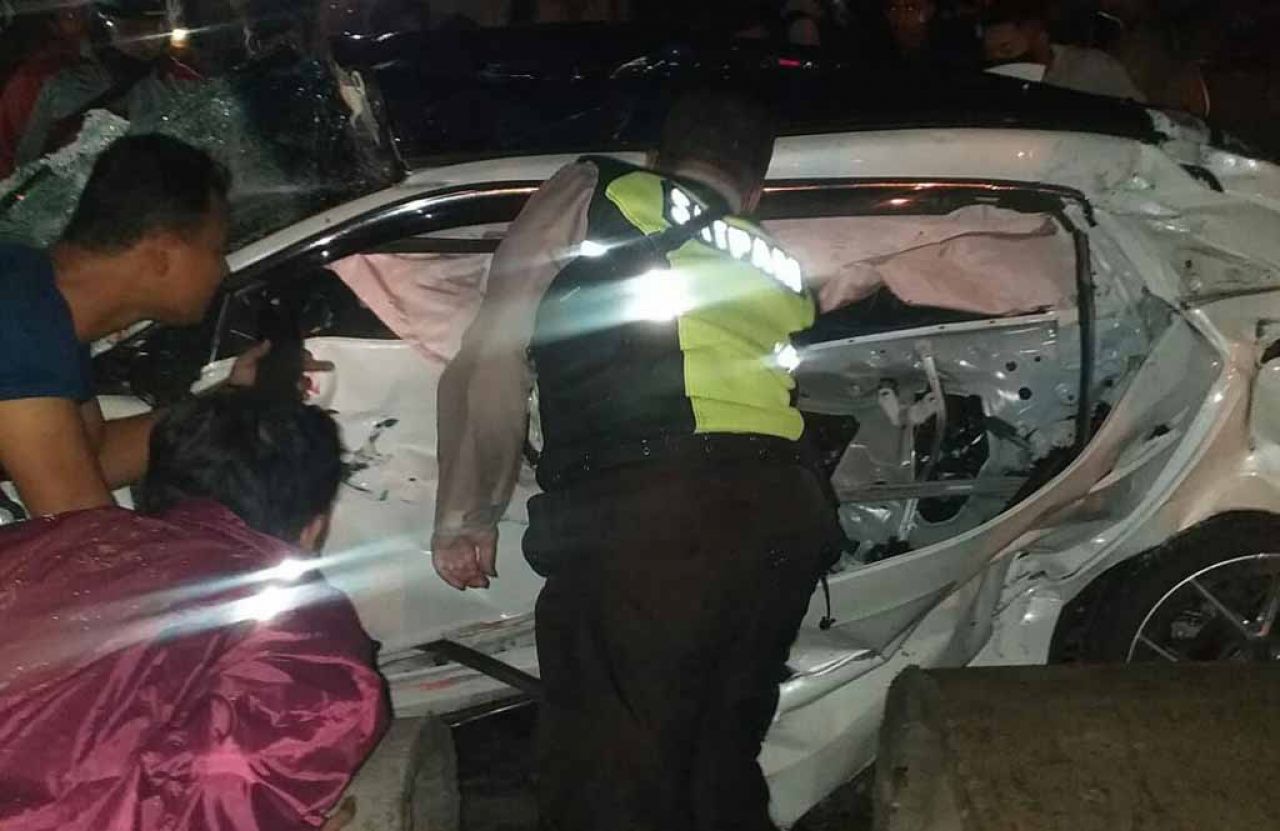 Kondisi mobil Honda Civic yang ditumpangi 4 remaja remuk usai dihantam kereta di Pasuruan (Foto / Metro TV)