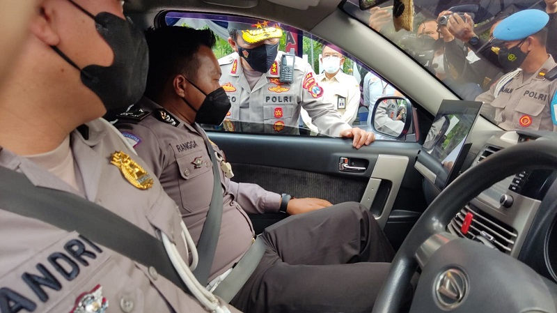 Kapolda Jatim, Irjen Pol Nico Afinta saat meluncurkan mobil INCAR (Foto / Metro TV)