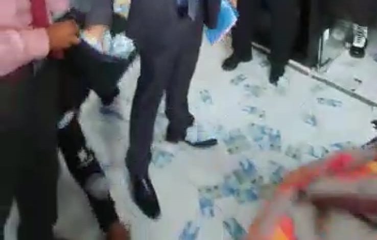 Tangkapan layar pengacara hamburkan uang di depan polisi (Foto / Metro TV)