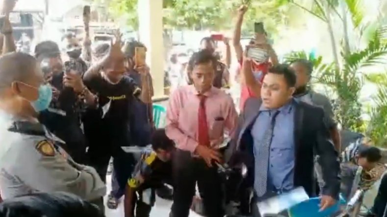 Pengacara, Nanang Selamet (pakain biru) saat menghamburkan uang Rp40 juta di depan polisi (Foto / Metro TV)