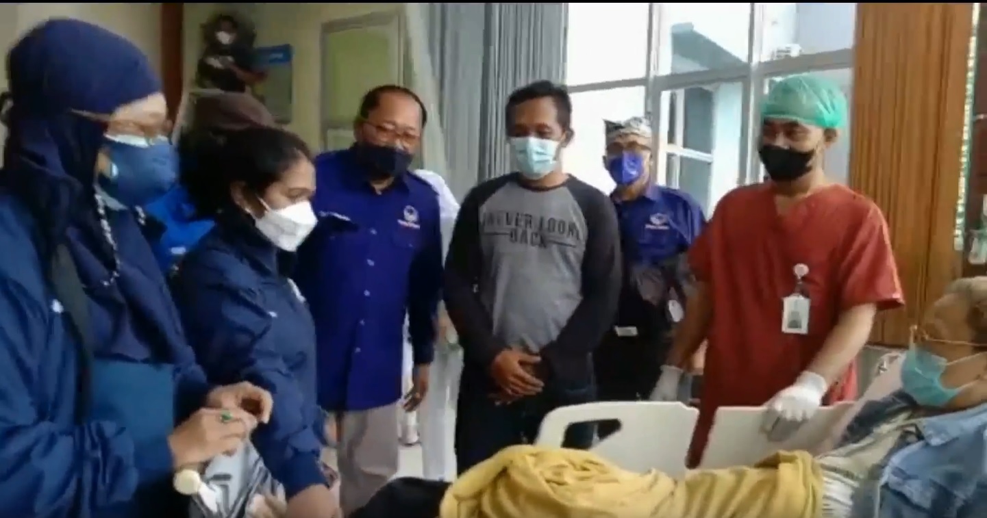 Anggota Partai NasDem saat mengantarkan Ary Andhini ke rumah sakit usai pulang dari Malaysia (Foto / Metro TV)