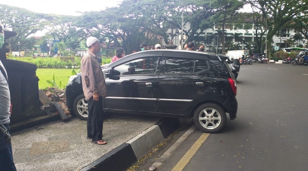 Pagar Alun-Alun Tugu Malang Ambrol Ditabrak Mobil