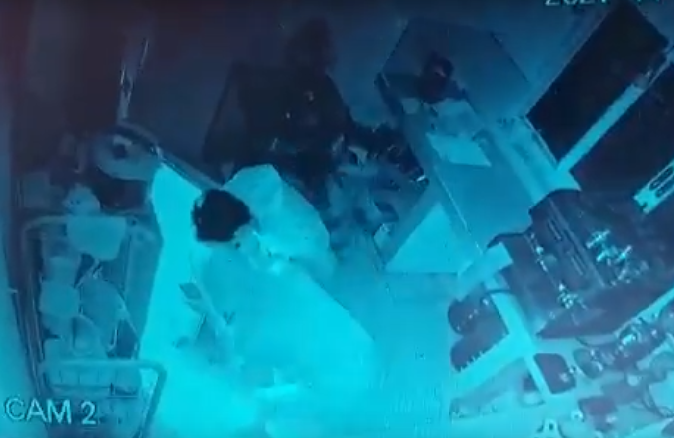 Aksi Komplotan Pembobol Kafe di Kediri Terekam CCTV, Pelaku Sempat Makan Cireng di Lokasi