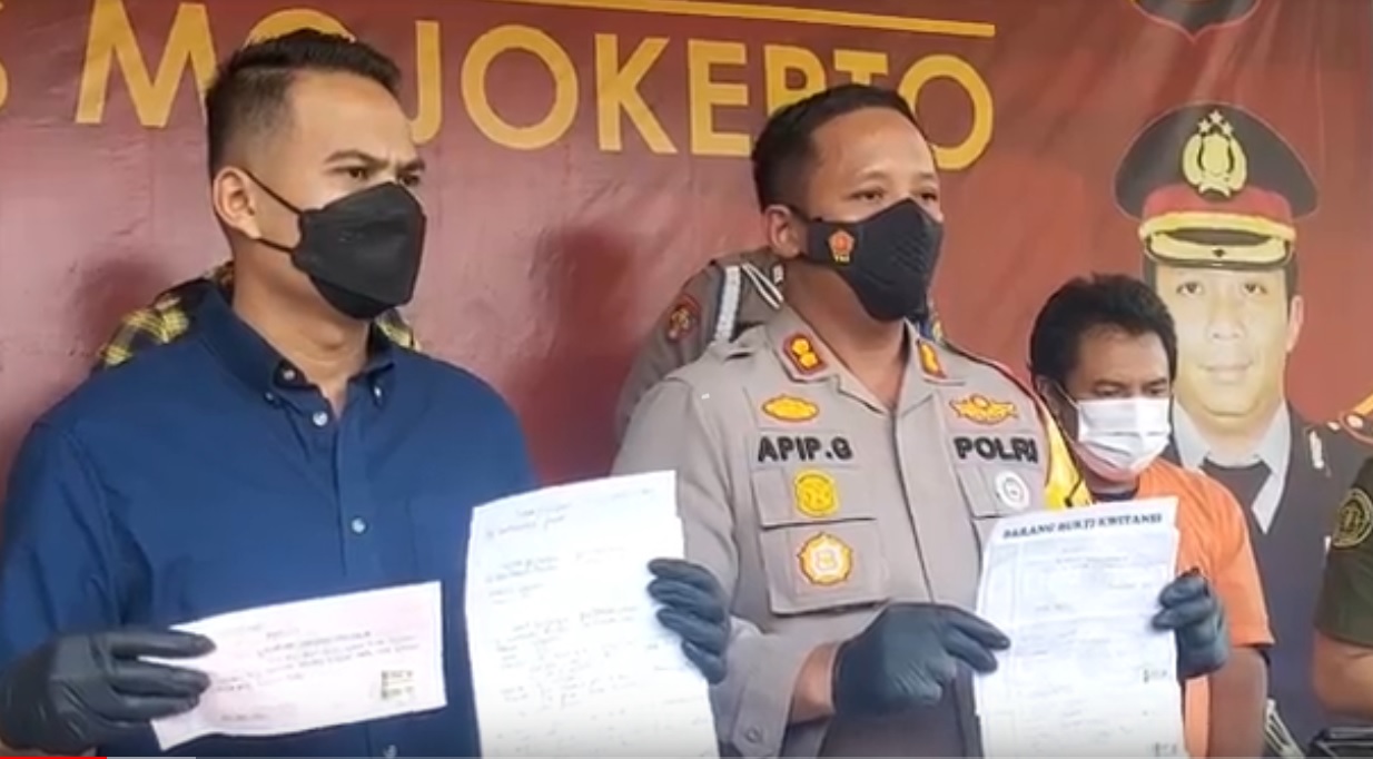 Kasat Reskrim Polres Mojokerto, Ajun Komisaris Polisi (AKP) Tiksnarto Andaru Rahutomo membeber sejumlah barang bukti. (metrotv)