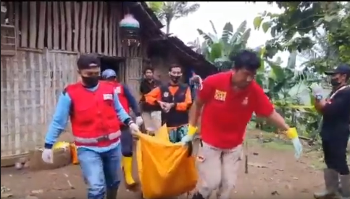 Petugas mengevakuasi jasad perempuan penuh luka pukulan dan sayatan di gubuk hutan Sindurejo, Malang. (metrotv)