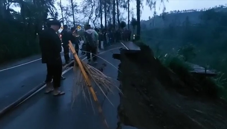 Kondisi Jalan menuju Gunung Bromo ambles setelah diguyur hujan (Foto / Metro TV)