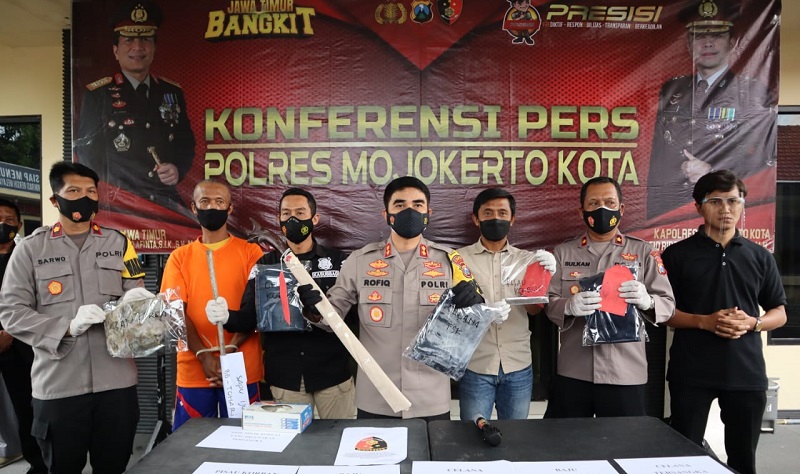 Kapolresta Mojokerto AKBP Rofiq Ripto Himawan menunjukkan barang bukti kasus pembacokan paman terhadap keponakan (Foto / Metro TV)