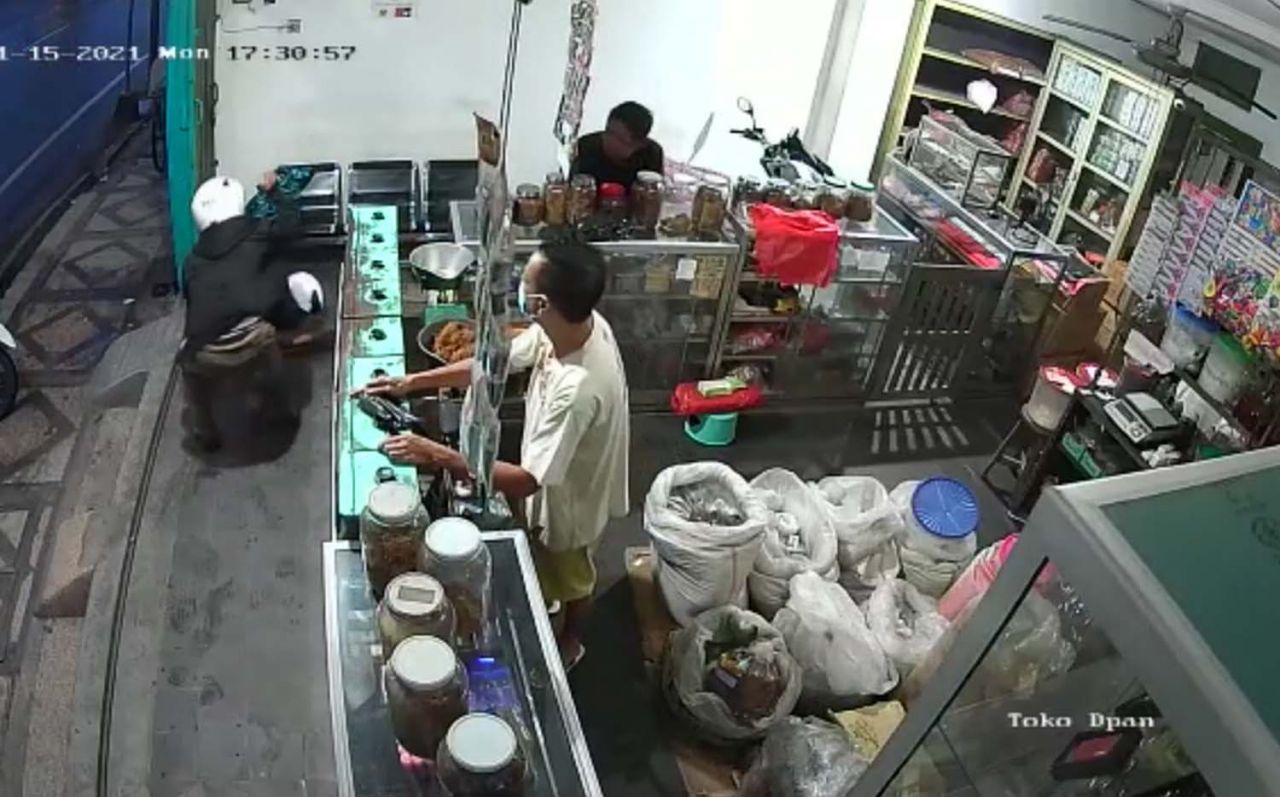 Tangkapan layar rekaman CCTV yang merekam detik-detik penusukan salah satu pembeli tembakau di Pasuruan (Foto / Metro TV)
