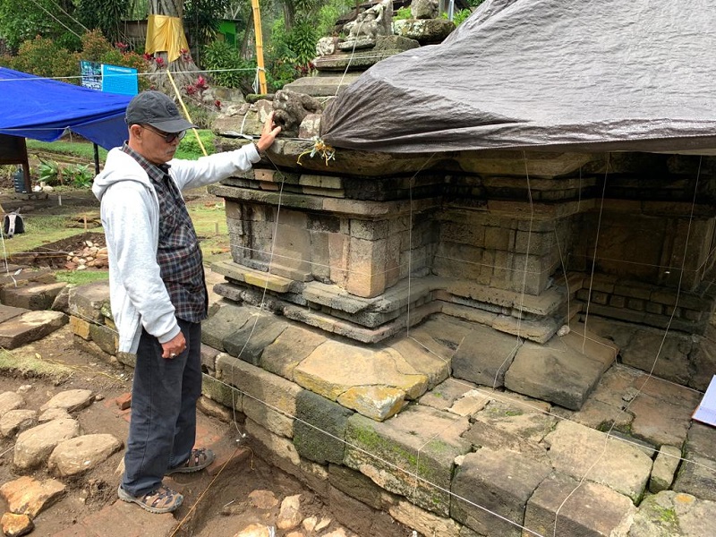 Tim Balai Pelestarian Cagar Budaya (BPCB) Jawa Timur melakukan ekskavasi pada Candi Songgoriti di Desa Songgokerto, Kecamatan Batu, Kota Batu, Jawa Timur. (medcom.id)