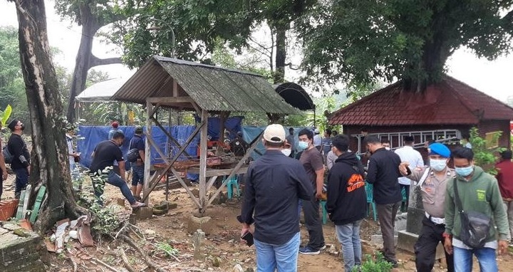 Diduga Jadi Korban Pembunuhan, Polisi Bongkar Makam Remaja Korban Laka Gresik