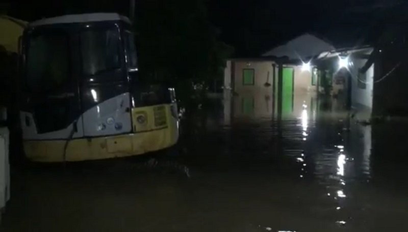 Puluhan rumah di Dusun Glonggong, Desa Notorejo, Kecamatan Gondang, Kabupaten Tulungagung terendam banjir (Foto / Metro TV)