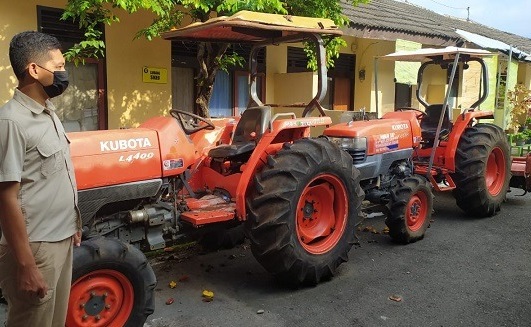 Petugas menunjukkan barang bukti traktor dari kasus korupsi alsintan di Ponorogo (Foto / Metro TV)
