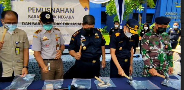 Bea Cukai Juanda Musnahkan 84 Unit iPhone Selundupan Hingga Rokok Ilegal