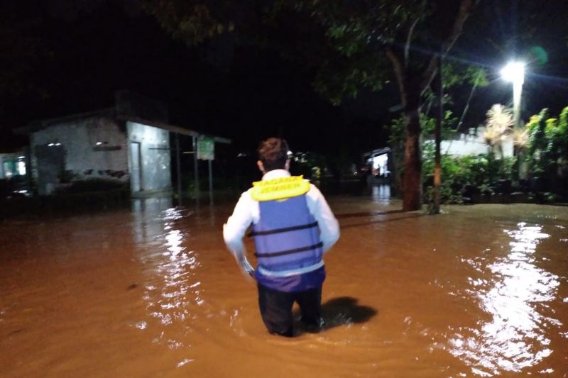 Petugas Tagana turun ke lokasi banjir di Kecamatan Bangsalsari, Kabupaten Jember, Kamis (18/11/2021) malam. ANTARA/VJ Hamka Agung Balya