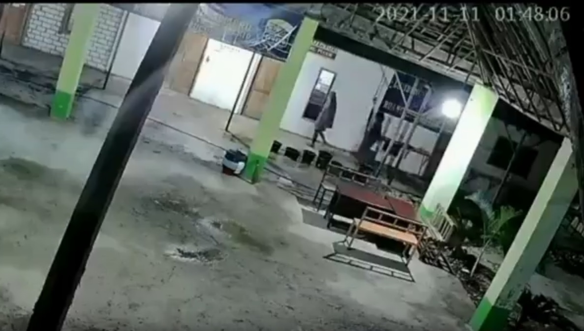 Rekaman aksi pencuri masuk  Kantor Balai Desa Sumberejo, Kecamatan Pucuk, Kabupaten Lamongan. (metrotv) 