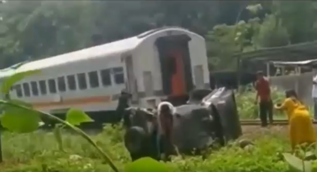 Kereta Api Tabrak Minibus di Pasuruan, Sekeluarga Tewas!