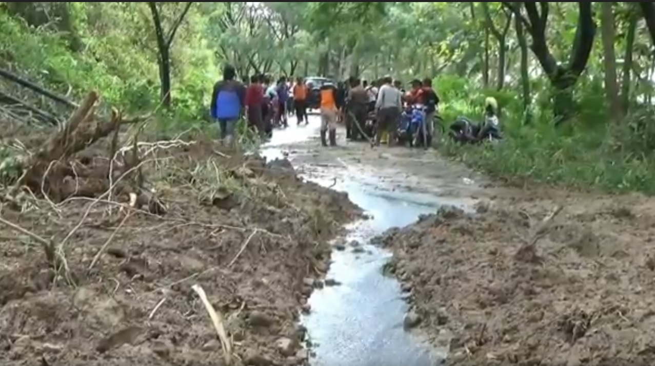 Puluhan Kendaraan Masih Terjebak Longsor di Wisata Waduk Wonorejo