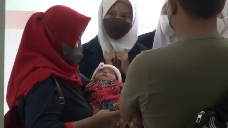 Kondisi bayi perempuan yang dibuang dalam tas shopee (Foto / Metro TV) 