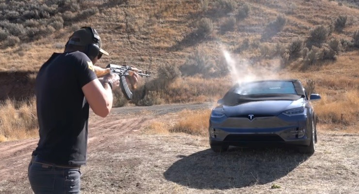 Mobil Tesla X diberondong tembakan AK47 (Foto / Istimewa)